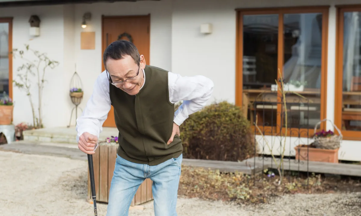 高齢者が歩くと息切れするのはなぜ？原因と受診の目安・自宅でできる改善法を解説